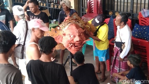 Seniman sesepuh di Banjar Pasekan Baleran turun gunung ikut mengerjakan tapel ogoh-ogoh, Rabu (18/3/2026).