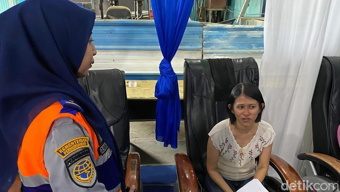 Seorang pemudik, Fila, sedang beristirahat di Rest Area UPPKB Losarang Indramayu