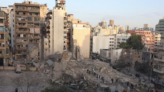 A damaged building stands in the aftermath of an Israeli strike in Zuqaq al-Blat district in central Beirut, following an escalation between Hezbollah and Israel amid the U.S.-Israeli conflict with Iran, Lebanon, March 18, 2026. REUTERS/Mohamed Azakir