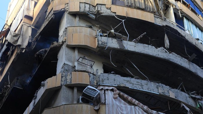 A damaged building stands in the aftermath of an Israeli strike in Zuqaq al-Blat district in central Beirut, following an escalation between Hezbollah and Israel amid the U.S.-Israeli conflict with Iran, Lebanon, March 18, 2026. REUTERS/Mohamed Azaki