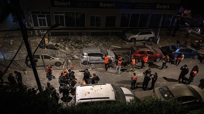 RAMAT GAN, ISRAEL - MARCH 18: Emergency workers respond to a ballistic missile attack in which a couple in their 70s were killed, according to published reports, on March 18, 2026 in the Tel Aviv suburb of Ramat Gan, Israel.  Iran has continued firin