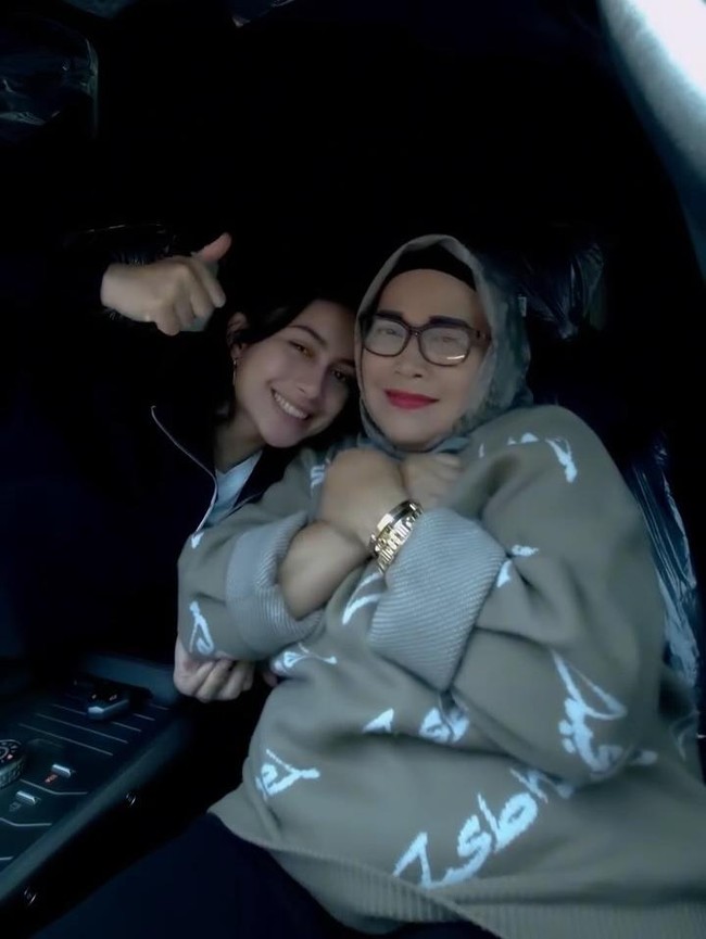 Masyaallah... Sintya Marisca Kasih Mobil Gagah ke Ibu