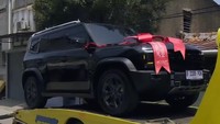 Mobil yang dikasih Sintya Marisca bermerek Jetour berwarna hitam. Memang gagah banget mobilnya, kan? (Foto: dok Instagram sintyamarisca)