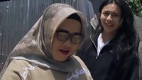 Ibu Sintya Marisca lalu dikasih kunci mobil. Ia sempat bingung. (Foto: dok Instagram sintyamarisca)