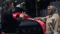 Sintya Marisca menjelaskan memang mau kasih kejutan ke ibunya berupa mobil. Mobil gagah versinya sekarang parkir di rumah, tulisnya dilihat di Instagram, Rabu (18/3/2026). (Foto: dok Instagram sintyamarisca)