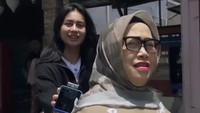 Sintya Marisca sebelum kasih mobil ke ibunya sempat bercanda terkait utang mie ayam yang belum dibayar. Hal itu untuk orang tuanya mau keluar, meski cuaca lagi panas banget. (Foto: dok Instagram sintyamarisca)
