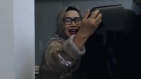 Ibu Sintya Marisca memeluk mobil pemberian anaknya. (Foto: dok Instagram sintyamarisca)