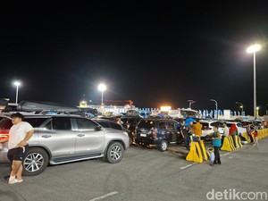 Dermaga di Merak Penuh, Polisi Pasang Penyekat Antisipasi Penumpukan