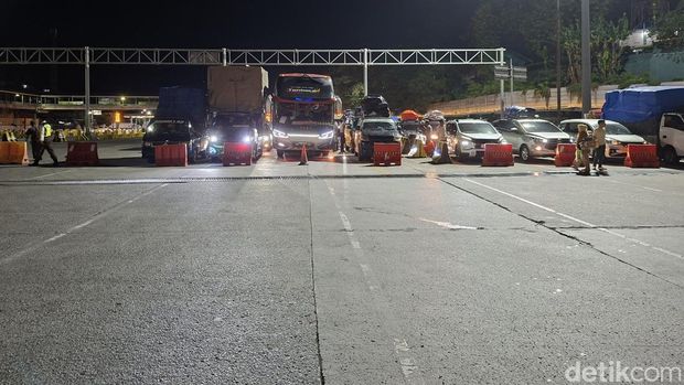 Situasi para pemudik penuhi dermaga di Pelabuhan Merak, Kota Cilegon, Banten, Rabu (18/3/2026). (Arief/detikcom)