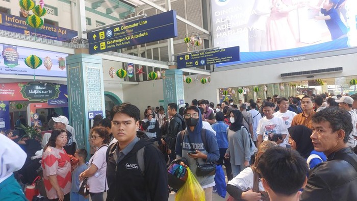 Stasiun Pasar Senen dipadati penumpang saat libur Nyepi dan Lebaran, Rabu (18/3/2026).