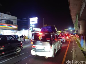 Puncak Mudik, Antrean Kendaraan di Pelabuhan Merak Meluber ke Jalur Arteri