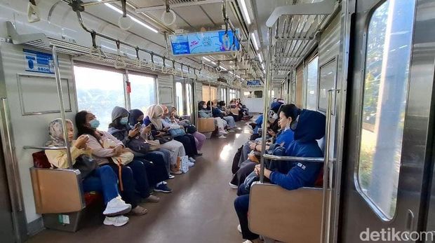 Suasana di KRL pada Rabu (18/3/2026) pagi.