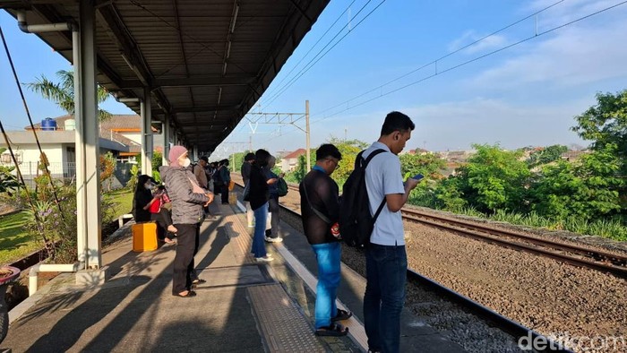 Cerita Pengguna KRL Masih Kerja Hari Ini, Mudiknya Nyusul