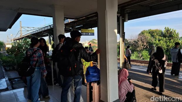 Suasana di Stasiun Cibinong pada Rabu (18/3/2026) pagi.
