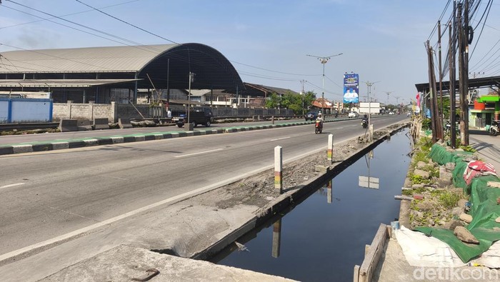 Suasana jalur Pantura Semarang-Demak pada Rabu (18/3/2026) siang.