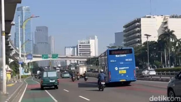 Suasana lalu lintas di Gatot Subroto, Jakarta Selatan, Rabu (18/3) pagi.