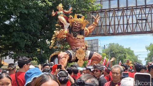 Suasana pawai ogoh-ogoh di sepanjang Jalan Pejanggik, Kota Mataram, Rabu (18/3/2026)