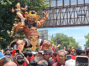 Antusias Ribuan Warga Mataram Meriahkan Pawai Ogoh-ogoh