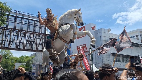 Suasana pawai ogoh-ogoh di sepanjang Jalan Pejanggik, Kota Mataram, Rabu (18/3/2026). Nathea Citra/detikBali