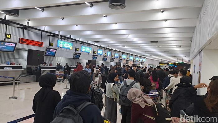 Suasana pemudik memenuhi Terminal 1B Bandara Soetta, Tangerang, Banten, Rabu (18/3/2026) dini hari. (Lisye/detikcom)