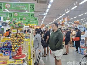 Ramai-ramai Berburu Stok Makanan Jelang Nyepi