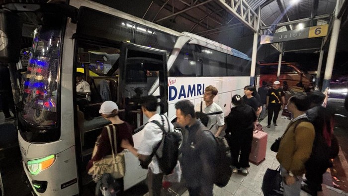 Suasana Terminal Purabaya saat puncak mudik
