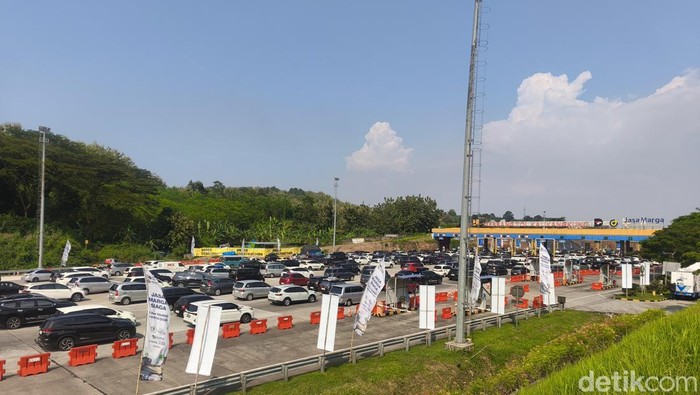 Kendaraan pemudik memadati GT Kalikangkung, Kota Semarang, Rabu (18/3/2026).