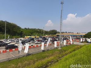 Kondisi Arus Mudik di GT Kalikangkung Saat Penerapan One Way Nasional