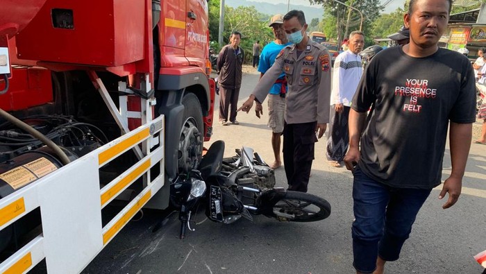 Truk lindas motor di Jalan Raya Baturetno-Pacitan, tepatnya di Dusun Watuagung Desa Watuagung, Kecamatan Baturetno, Kabupaten Wonogiri, Rabu (18/3/2026).