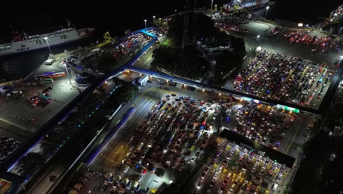 Pemudik duduk di atas kendaraannya saat antre memasuki kapal di Pelabuhan Merak, Kota Cilegon, Banten, Rabu (18/3/2026). PT ASDP Indonesia Ferry (Persero) memperkuat kesiapan layanan penyeberangan Jawa-Sumatera untuk menghadapi lonjakan pada puncak arus mudik Lebaran di antaranya dengan mengimplementasikan kebijakan sistem penundaan (delaying sistem) di sejumlah titik kantong parkir (buffer zone) guna meminimalisasi penumpukan kendaraan di pelabuhan. ANTARA FOTO/Angga Budhiyanto/foc.