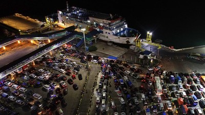 Arus Mudik Meningkat, Ribuan Kendaraan Padati Pelabuhan Merak