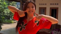 Valencia Nathania berkesempatan mencoba pakai daster. Ia tampak suka banget. (Foto: dok Instagram valenciaharlette)