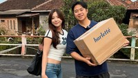 Valencia Nathania yang kini tinggal di Amerika berkesempatan untuk datang ke kampung mboknya, orang yang dulu merawatnya semasa kecil. Wanita yang suka bikin konten kecantikan itu datang bersama suaminya, Julio Ekspor. (Foto: dok Instagram valenciaharlette)