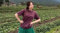 Valencia Nathania juga sempat mengitari perkebunan dan persawahan. Plis kasih tahu aku harus ke kampung mana lagi, suka banget sama suasana desa-desa di Indonesia. Im obsessed, tulisnya. (Foto: dok Instagram valenciaharlette)