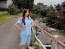 Momen Valencia Nathania Coba Tinggal di Kampung Mbok