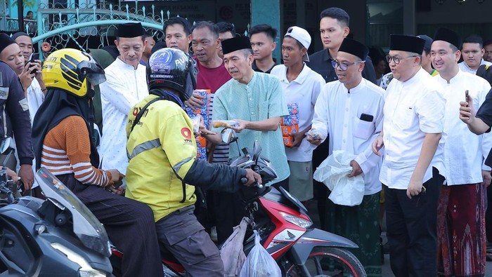 Wali Kota Palembang Ratu Dewa membagikan takjil dan sembako ke masyarakat