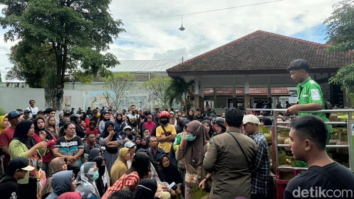 Warga Banyuwangi mengantre operasi pasar LPG