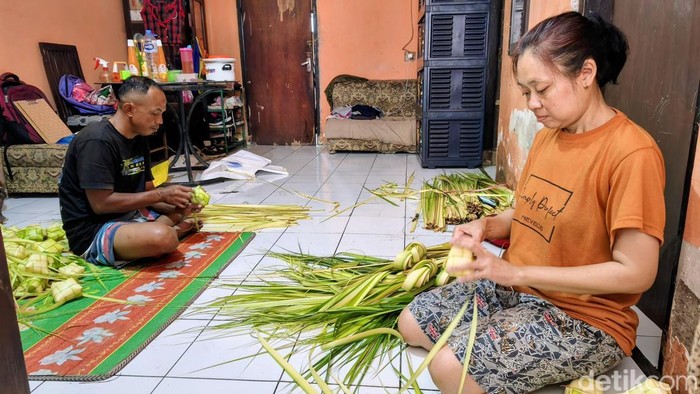 Warga tengah membuat anyaman ketupat