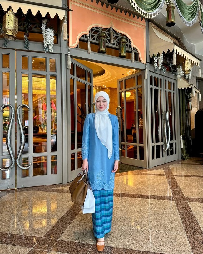 1. Padu padan hijab dan baju kurung Melayu ala Ayana Moon