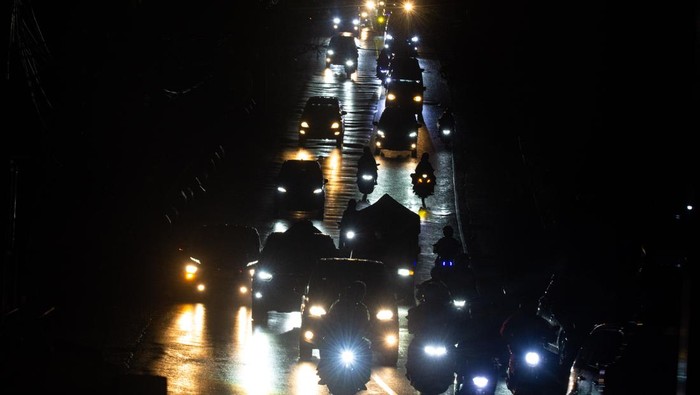 Suasana kendaraan melintasi jalur saat pemberlakuan sistem satu arah (one way) sepenggal di jalur mudik Nagreg, Kabupaten Bandung, Jawa Barat, Kamis (19/3/2026) malam. Satlantas Polresta Bandung pada H-2 Lebaran Idul Fitri 2026 telah melakukan sebanyak empat kali sistem satu arah sepenggal di jalur Nagreg menuju jalur Limbangan, Garut dan Tasikmalaya guna mengurai kemacetan volume kendaraan yang mencapai 129.328 hingga pukul 20.00 WIB. ANTARA FOTO/Novrian Arbi/wsj.