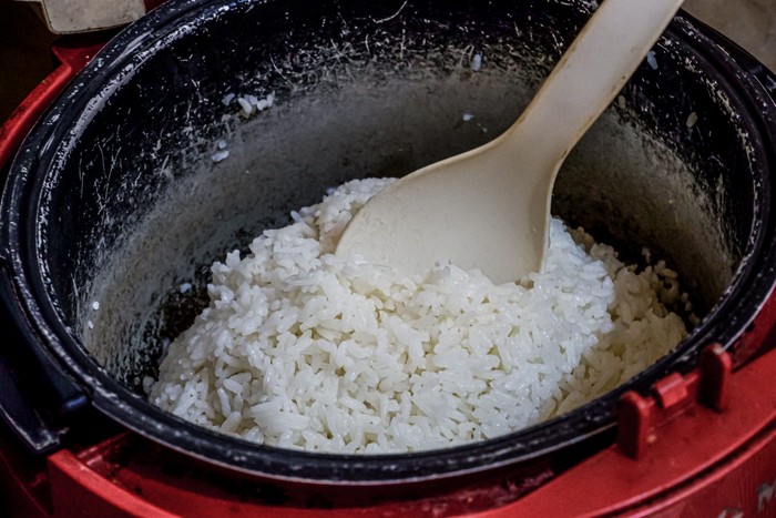 rice in a rice cooker, rice in a rice cooker, cooked rice in a bowl.