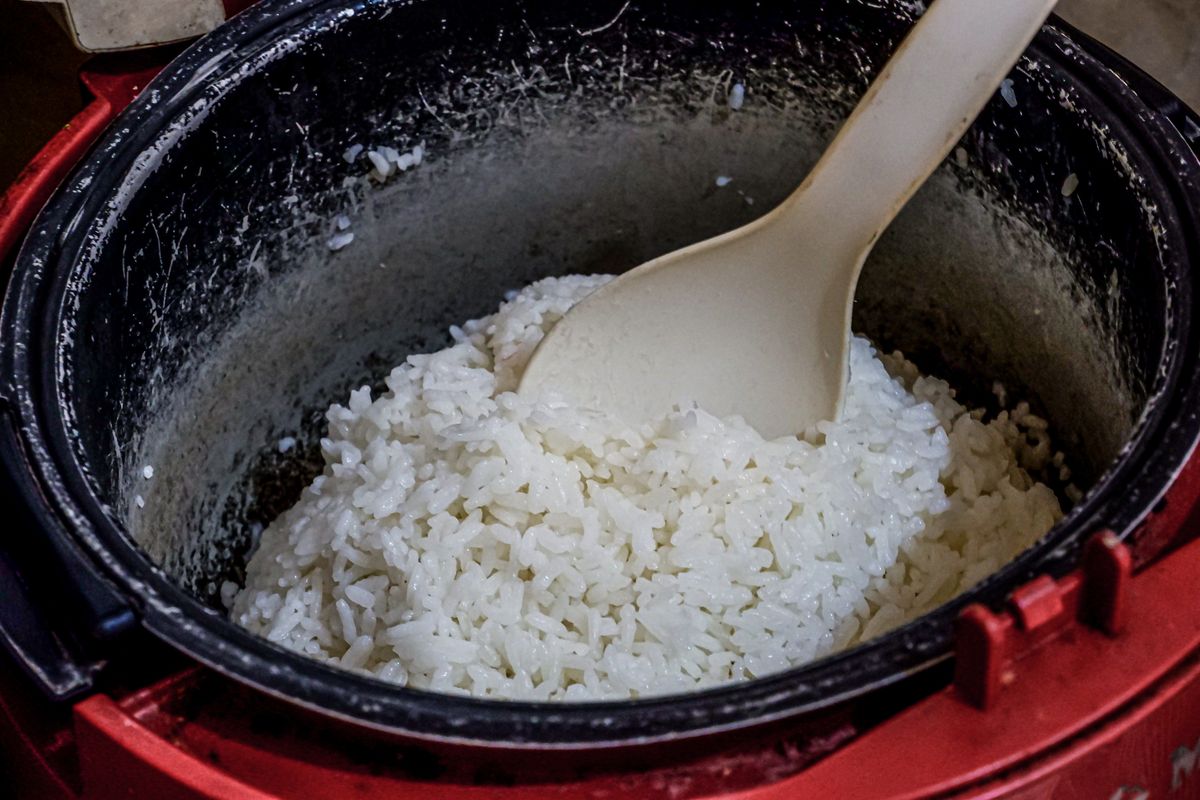 Rice Cooker Sering Bau dan Nasi Cepat Basi? Begini Cara Membersihkannya