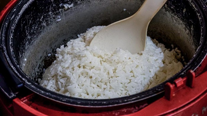 rice in a rice cooker, rice in a rice cooker, cooked rice in a bowl.
