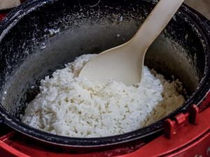 Rice Cooker Sering Bau dan Nasi Cepat Basi? Begini Cara Membersihkannya