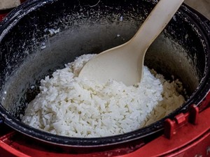 Rice Cooker Sering Bau dan Nasi Cepat Basi? Begini Cara Membersihkannya