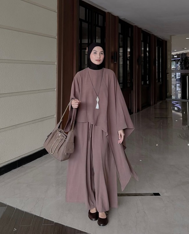 3. Padu padan hijab pashmina dan linen set dari Anggita Kusuma Dewi