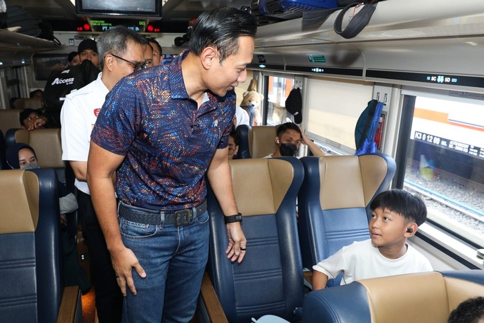 AHY cek layanan mudik kereta api