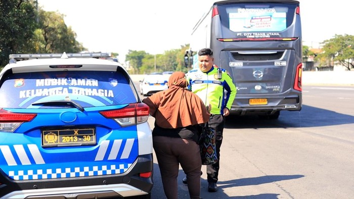 Anggota polisi Gresik antarkan pasutri yang tertinggal bus mudik