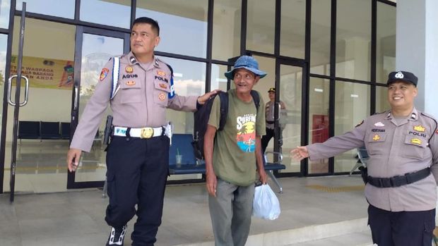 Anggota Propam Polres Ciamis membantu pemudik yang jalan kaki dari Cikarang menuju Kebumen gegara Kecopetan.