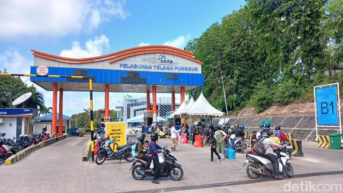 Antrean kendaraan roda dua pemudik tujuan Tanjung Uban, Bintan mulai memadati area Pelabuhan ASDP Telaga Punggur, Batam. (Foto: Alamudin Hamapu/detikSumut)